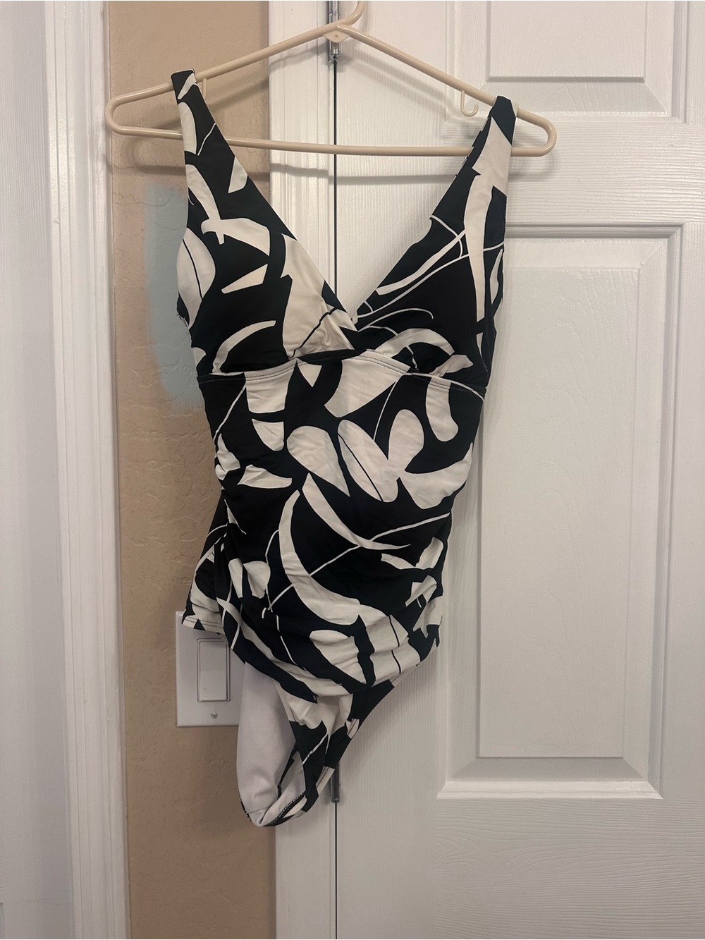 Jantzen Classic Black & White Floral One-Piece Swimsuit Size 12